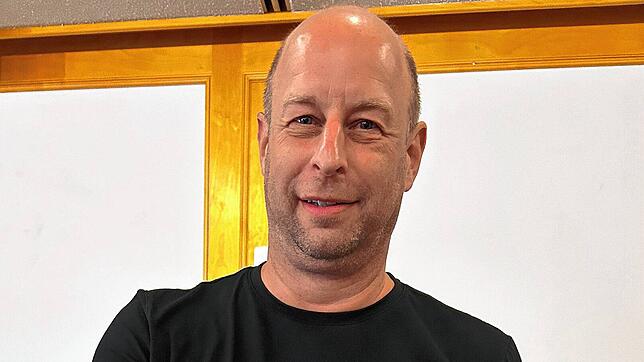 Christian Gerspacher, Leiter der Technischen Betriebe, zeigt im Gemeinderat einen Geräuschelogger, ein System zur Leckortung im Bereich ...