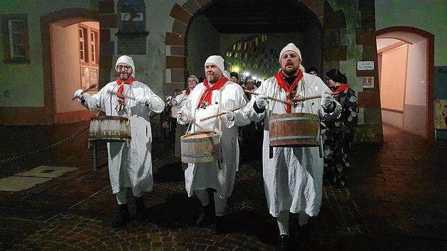 Um Punkt 5 Uhr beginnt die Narro-Zunft Waldshut am Schmutzigen Donnerstag traditionell mit dem Wecken der Bevölkerung. Vorne von links: ...