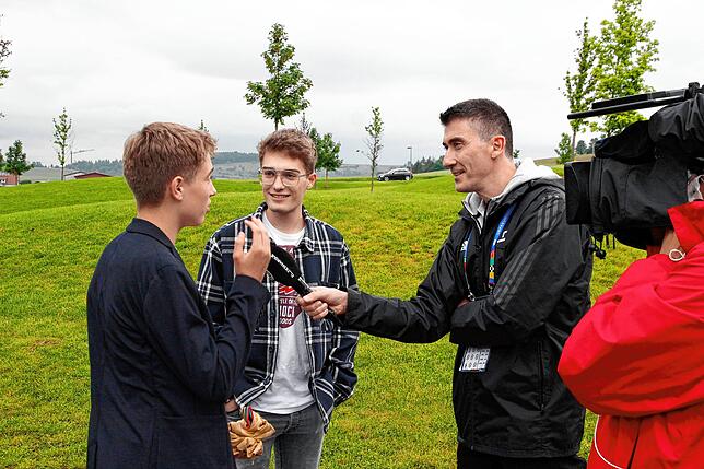 Nils (links) und Luca Meyer aus Aasen geben eine Kamerateam ein Interview.