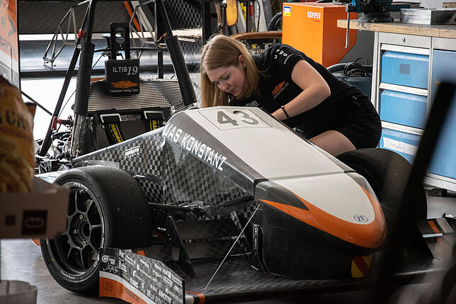 Bild 4: Einmal noch mit Verbrenner-Motor: Konstanzer Studierende bereiten sich und ihren 250.000 Euro teuren Boliden auf die Formula Student vor