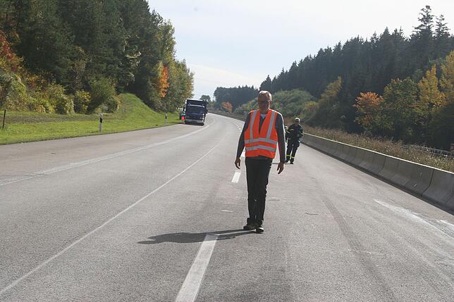 Bild 24: Bilder vom Abtransport des Felsbrockens auf der A81 nach dem Unfall nahe Trossingen