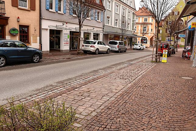 Parkplätze in Massen: Die Karlstraße ist am Dienstagvormittag wie ausgestorben.