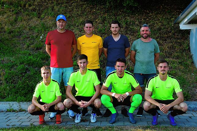 Neu beim SV Buch: Trainer Michael Hägele, Spielleiter Denys Martini, Teammanager Matthias Mendel, Co-Trainer Daniel Delfino (hinten, von ...