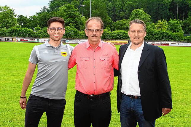 Große Ehre: Otto Schönle vom SV Dillendorf ist neues Ehrenmitglied bei den Verbandsschiedsrichtern. Links Bezirksschiedsrichter-Obmann ...