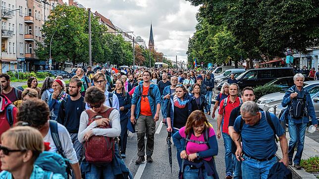 Verschwörungsmythen und Ablehnung gegen die Corona-Politik erfreuen sich großer Popularität. Das hat verschiedene Gründe