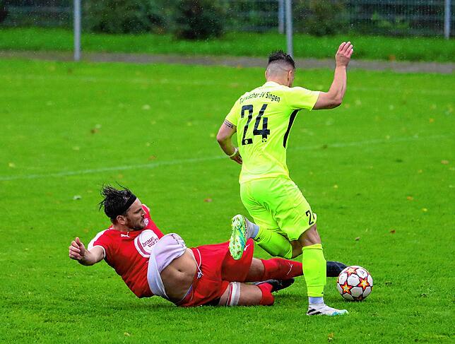 Salems Abwehrspieler Mersad Mehmedovic (links) gegen Fabian Bader vom TSV Singen.