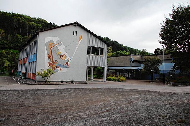 Die Sanierung der Ehrenbachhalle Weizen (im Bild rechts) konnte als erfolgreich abgeschlossenes Projekt verbucht werden, bei dem der ...