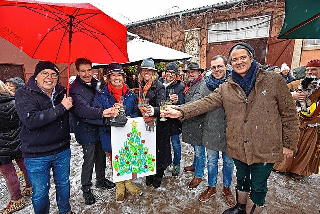 Mit einem Sekt auf das Gelingen der Weihnachtswelt 2023 stoßen bei der Eröffnung an: Grünen-Staddrat Michael Blaurock (von links), ...