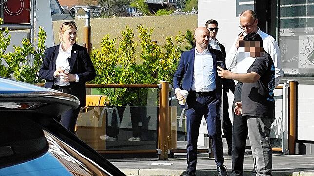 Friedrich Merz, designierter Bundeskanzler, verlässt am Montagnachmittag das McDonald‘s-Restaurant in Überlingen mit seinen ...