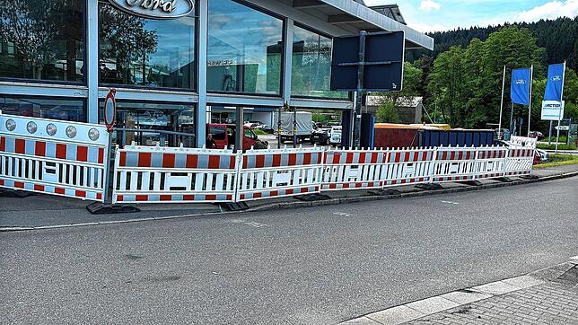 Das Autohaus ist nach dem Unfall teilweise abgesperrt.