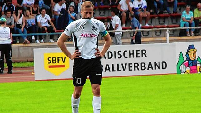 Bitterer Moment: FC 08-Kapitän Benedikt Haibt kann die Niederlage nicht fassen.