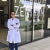 Onkologe Robin Benkelmann vor seiner Arztpraxis in Konstanz. Bild: Privat