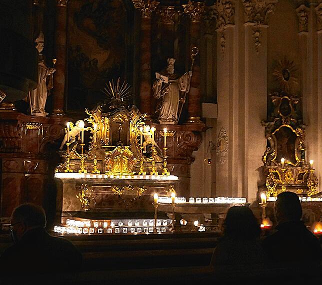 Besinnliche Momente: Bei &bdquo;Tiengen leuchtet&ldquo; erstrahlt die Tiengener katholische Pfarrkirche im Kerzenschein.