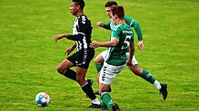 Hier konnte sich der Konstanzer Torschütze zum 0:1, Liam Omore (links), gegen die beiden Bermatinger Elias Kutter (vorne) und Lucas ...