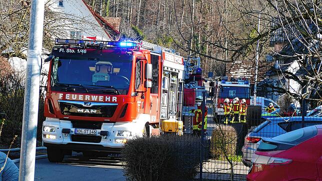 Ein Fahrzeug der Stockacher Feuerwehr am Einsatzort im Berlingerweg.
