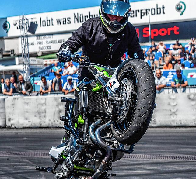 Chris Rid auf dem Nürburgring. Das Training sei gefährlicher als die Show, sagt er. Viel komme auf die Kunst des richtigen Fallens an, ...