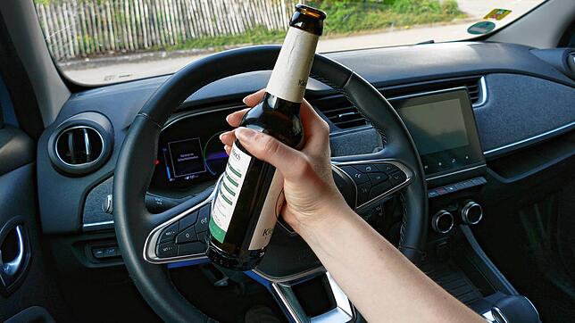 Mit einer Alkoholsucht ist die Hemmschwelle geringer, auch mit einem Bier zu viel noch Auto zu fahren.