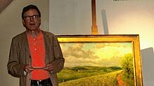 Jürgen Glocker stellt das Bild „Das Kornfeld“ vor. Bild: Karin Steinebrunner