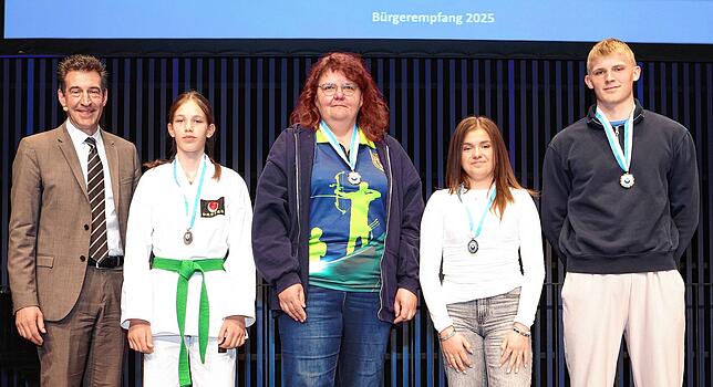 Die neuen Träger der silbernen Sportmedaille Donaueschingen, Malin Hein (zweite v.links), Christina Eisele, Julie Perrin, Emanuel Molleker.