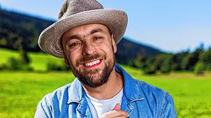 Max Mutzke posiert nahe Herrenschwand im Schwarzwald für ein Bild. Der Musiker pendelt zwischen der Region und dem rheinischen Köln.