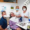 Zahnarzt Gottfried Käs (von links) möchte, so wie hier Bürgermeister Andreas Braun, gerne noch lange möglichst viele Patienten ...