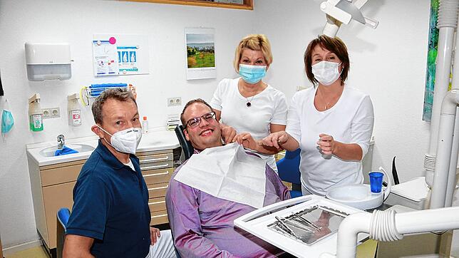 Zahnarzt Gottfried Käs (von links) möchte, so wie hier Bürgermeister Andreas Braun, gerne noch lange möglichst viele Patienten ...