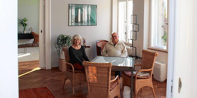 Das Ehepaar Schwarz-Massat in seiner „schlossähnlichen Wohnung“ mit Parkett und bemalten Decken.