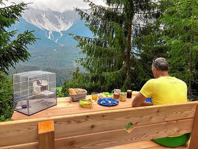 Spatzi bleibt nicht allein Zuhause, sondern kommt mit in den Urlaub. Hier beim Frühstück mit Josef Baumeister.