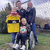 Im Garten der Familie stehen zwei Fußballtore fürs tägliche Heimtraining. Tobias wird voraussichtlich bis Sommer 2024 auf seinen ...