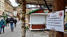 Am Freitag auf der Marktstätte. Leute sind unterwegs, aber der Weihnachtsmarkt ist zu.