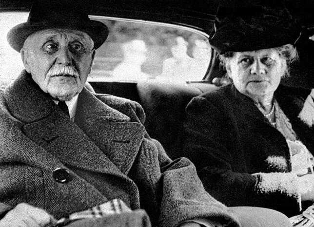 Er kollaborierte mit den Nazis und lieferte Exilanten aus: Marschall und Präsident Philippe Pétain (1856-1951) mit seiner Frau Annie ...