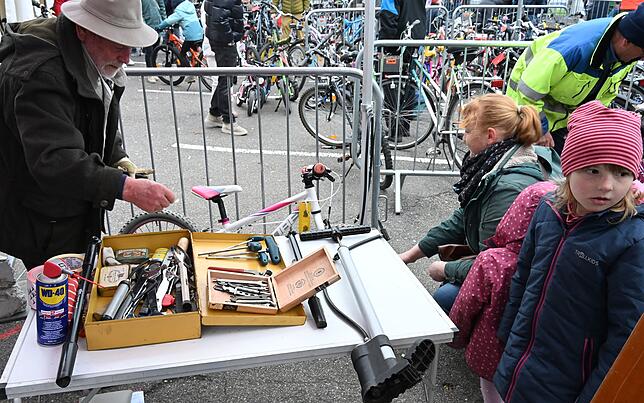 Der seit über 20 Jahren in Tiengen angebotene Gebraucht-Fahrradmarkt fand auch in diesem Jahr erneut eine beachtliche Frequenz. Aber ...