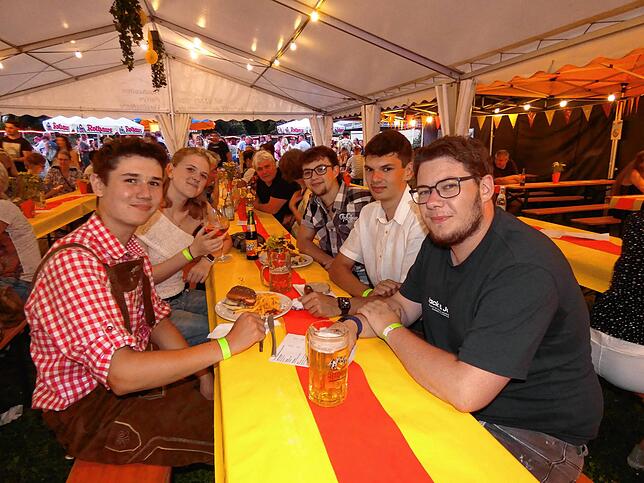 Bild 6: Gut gelaunte Gäste bei der Vrenelis-Wies´n Gaudi des TV Jestetten