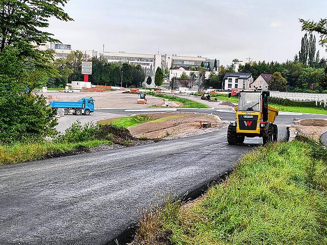 Blick auf die K7742-Baustelle aus Richtung Raderach: Inzwischen wird bereits asphaltiert.