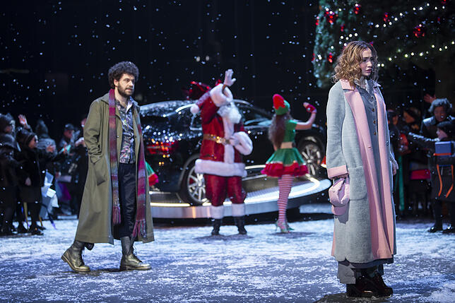 Mimì (Cristina Pasaroiu, rechts) und Rodolfo (Davide Giusti) mitten im Weihnachtstrubel.