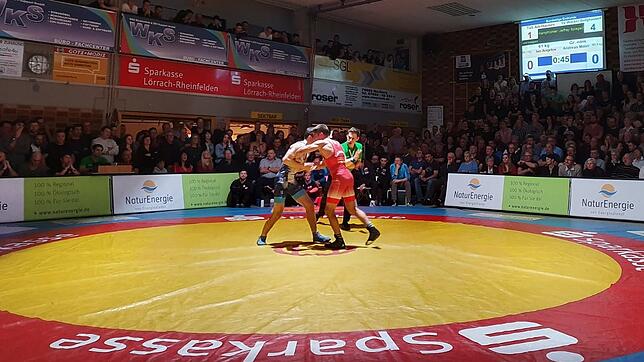 Volles Haus auf dem Dinkelberg: Vor über 800 Zuschauern unterlag der TuS Adelhausen im ersten Kampf des Viertelfinales mit 8:18 gegen ...