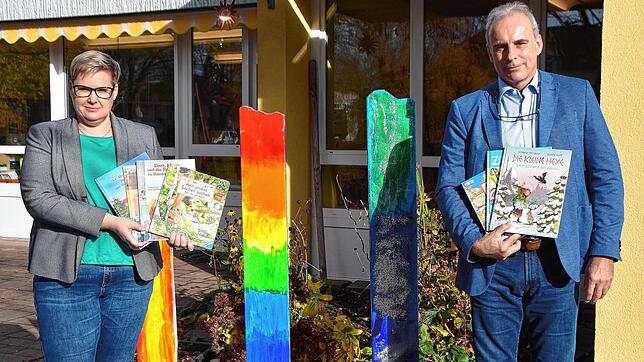 Kita-Leiterin Martina Rückert und Andreas Bödeker, Präsident Kiwanis Clubs Rheinfelden (Baden), sind vom Nutzen des Bilderbuchprojekts ...
