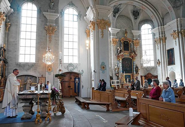 Das Bild zeigt den ersten Gottesdienst nach der Corona-Zwangspause am 10. Mai 2020 in der katholischen Pfarrkirche Tiengen mit Pfarrer ...