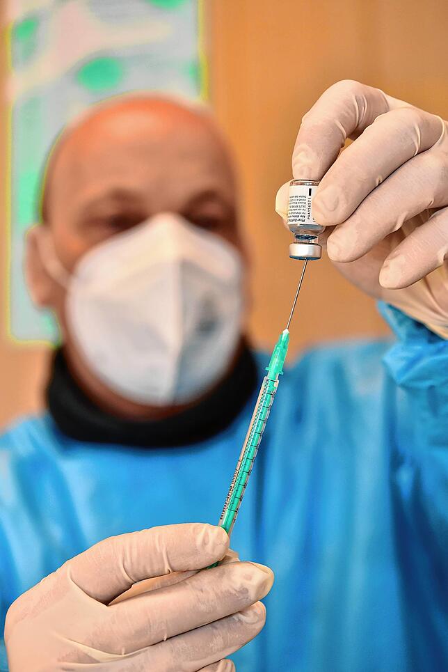 Corona-Impfstart in der Donaueschinger Mediclin-Seniorenresidenz „Am Baar-Zentrum“: Eine Impfspritze wird aufgezogen.