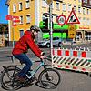 Wegen der Baustelle im Bereich des alten Trapp-Hauses müssen Radfahrer eine Umleitung durch die Innenstadt fahren. Wen Westen kommend ...