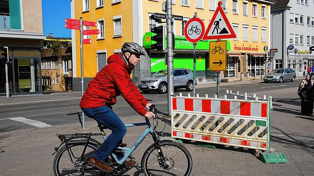 Wegen der Baustelle im Bereich des alten Trapp-Hauses müssen Radfahrer eine Umleitung durch die Innenstadt fahren. Wen Westen kommend ...