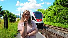 Jessica Wend will eigentlich mit dem Seehas zur Arbeit pendeln. Aber zu oft fährt der Zug in der Rushhour nur in Einzeltraktion. Deshalb ...