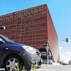 Das neue Parkhaus an der Julius-Bührer-Straße trägt den Namen Parkhaus Singen. Es bietet Platz für 382 Fahrzeuge &ndash; sowohl auf ...