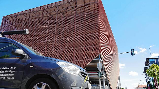 Das neue Parkhaus an der Julius-Bührer-Straße trägt den Namen Parkhaus Singen. Es bietet Platz für 382 Fahrzeuge &ndash; sowohl auf ...