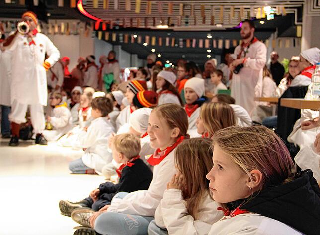 Gespannt verfolgen die Kinder das Preiskleppern im Foyer des Milchwerks.