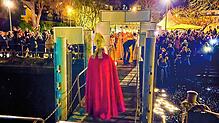 Der Nikolaus kommt per Schiff am Landungsplatz in Überlingen an. Traditionell am Sonntag nach dem Nikolaustag, an dem die Stadt ...