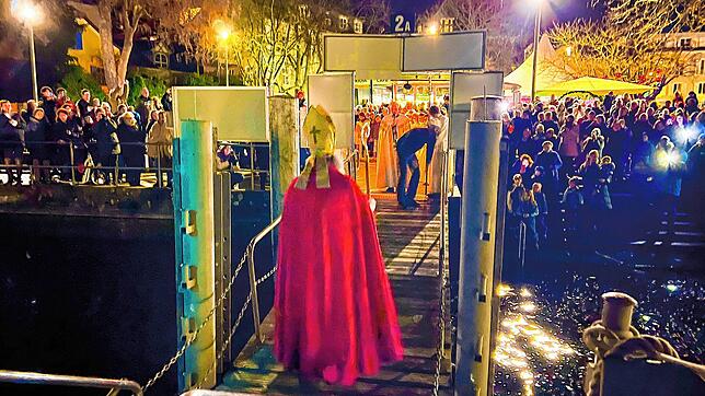 Der Nikolaus kommt per Schiff am Landungsplatz in Überlingen an. Traditionell am Sonntag nach dem Nikolaustag, an dem die Stadt ...