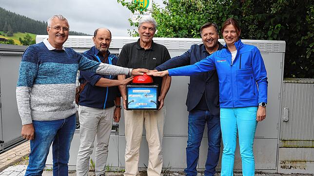 Zwar nur fürs Foto, aber dennoch spektakulär: Ortsvorsteher Georg Kaiser, Bürgermeister Josef Herdner, Rainer Jung als ...