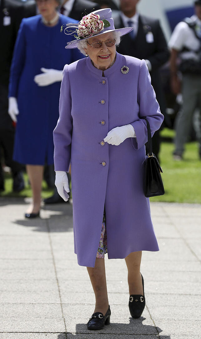 Queen Elizabeth II ist regelmäßiger Gast beim Epsom Derby. Auch im Juni 2018 ließ sie sich eines der härtesten Pferderennen der Welt ...