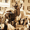 Ein besonders prächtiger Wagen aus dem Fasnetsumzug 1959: Die Maharani von Eschnapur paradiert auf ihrem Elefanten mit ihrem Hofstaat ...